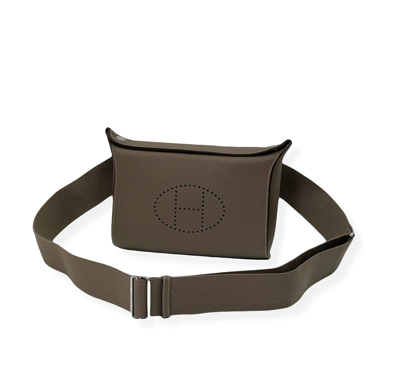 hermes-messendzher-kozha-togo-s-perforirovannym-logotipom-nejtralno-korichnevyj-czveta.png HERMES мессенджер кожа того с перфорированным логотипом нейтрально коричневый цвета — изображение 1