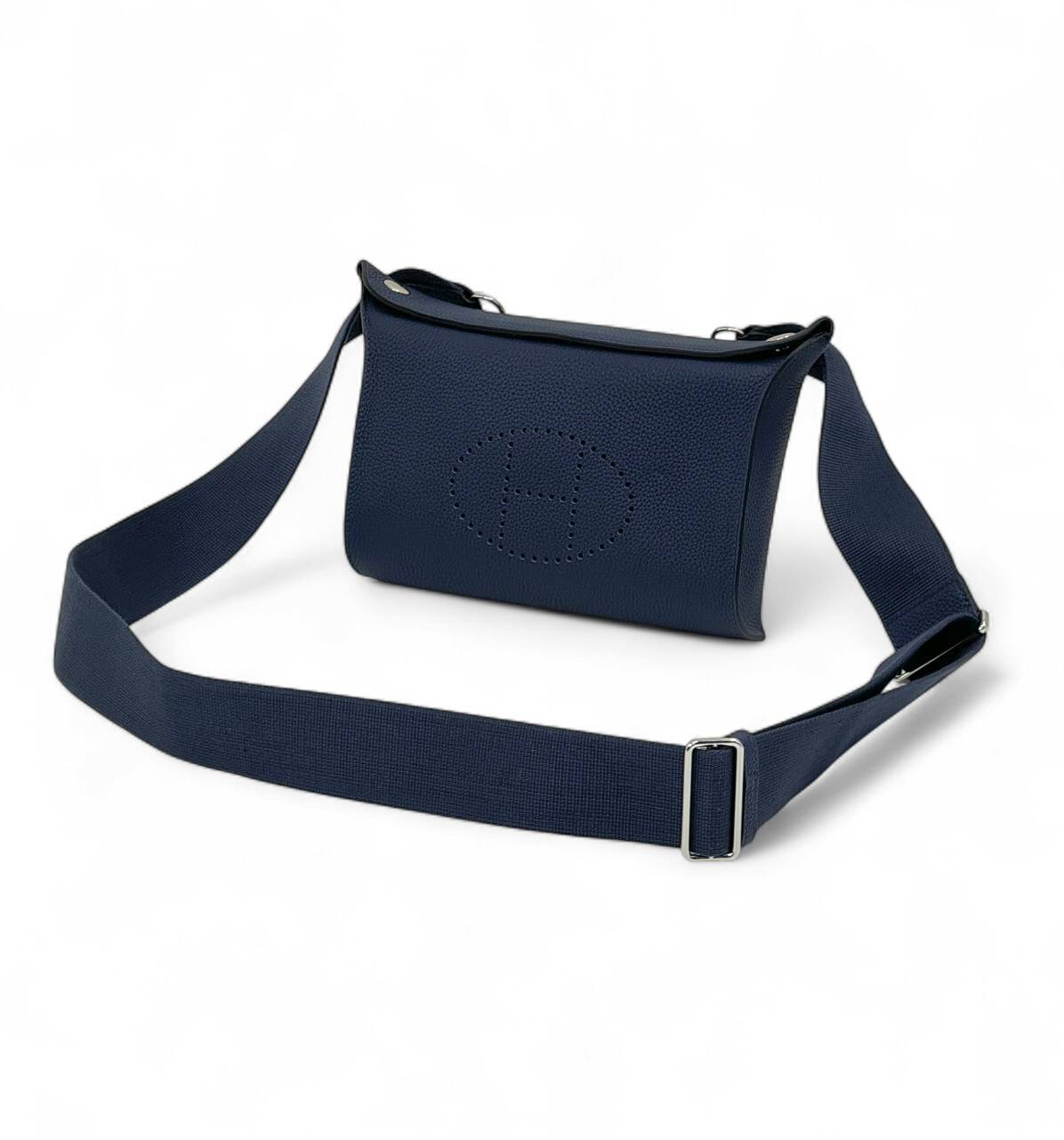 hermes-messendzher-kozha-togo-sinij-s-perforirovannym-logo.png HERMES мессенджер кожа того синий с перфорированным лого — изображение 1