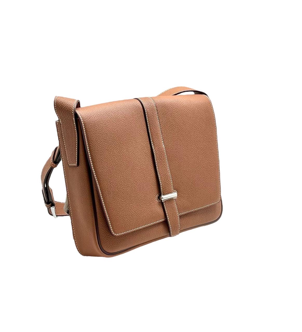 hermes-messendzher-s-klapanom-hlyastik-po-czentru-kemel.jpg HERMES мессенджер с клапаном хлястик по центру кэмел — изображение 1