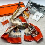 HERMES платок Бежевый с красной линией краю и иллюстрацией в центре, красно-белая окантовка