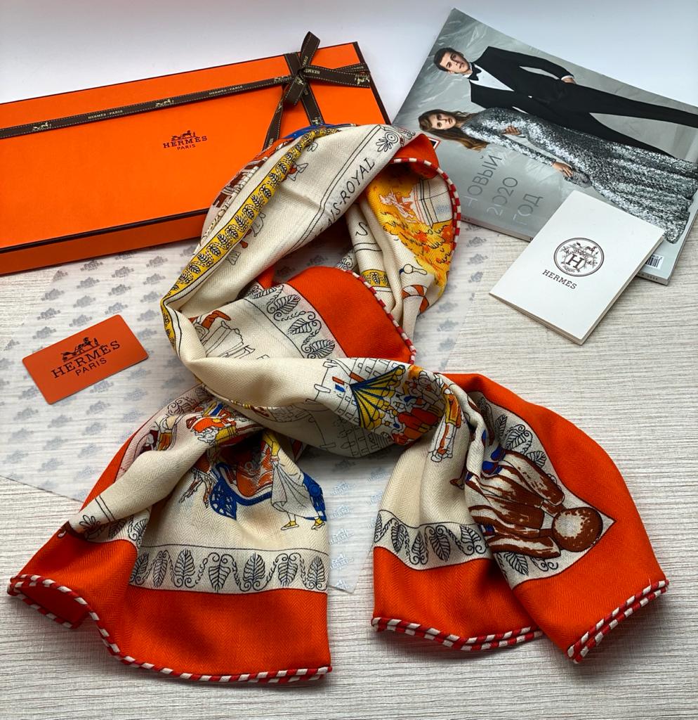 hermes-platok-bezhevyj-s-krasnoj-liniej-krayu-i-illyustracziej-v-czentre-krasno-belaya-okantovka.jpg HERMES платок Бежевый с красной линией краю и иллюстрацией в центре, красно-белая окантовка — изображение 1