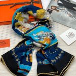 HERMES платок черно-сине-голубой с иллюстрацией, черной линией по краю и желто-белой окантовкой