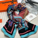 HERMES платок розово-черный с расписным рисунком и голубой полоской по краю