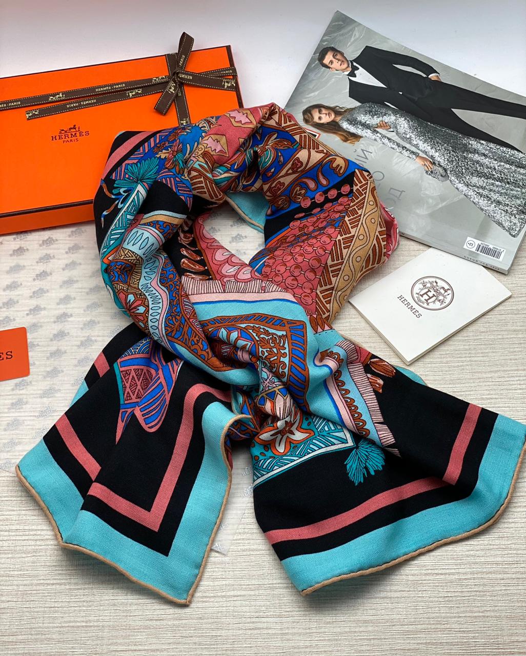 hermes-platok-rozovo-chernyj-s-raspisnym-risunkom-i-goluboj-poloskoj-po-krayu.jpg HERMES платок розово-черный с расписным рисунком и голубой полоской по краю — изображение 1