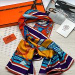 HERMES платок с синими, красными, голубыми и белыми полосками и росписным узором на золотом фоне, красная окантовка