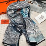HERMES платок серо-белый с рисунками и узорами в голубых и синих цветах