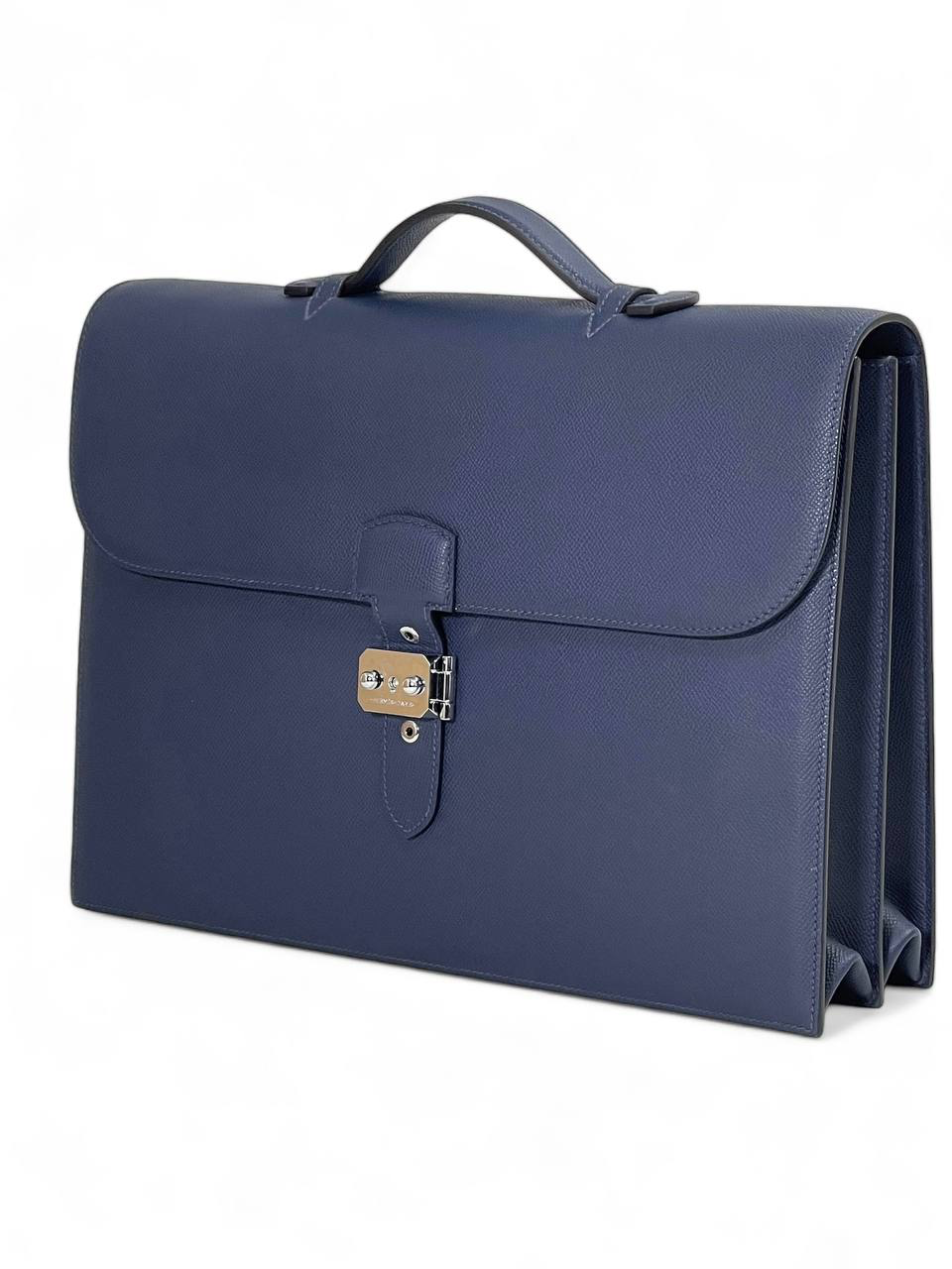 hermes-portfel-sinij-kozha-epsom-s-klapanom-i-metallicheskim-zamkom.png HERMES Портфель синий кожа эпсом с клапаном и металлическим замком — изображение 1