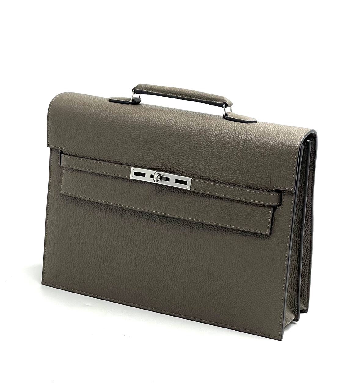 hermes-portfel-togo-grafitovyj-s-klapanom-s-zamkom-na-dvuh-lyamkah.jpg HERMES Портфель того графитовый с клапаном с замком на двух лямках — изображение 1