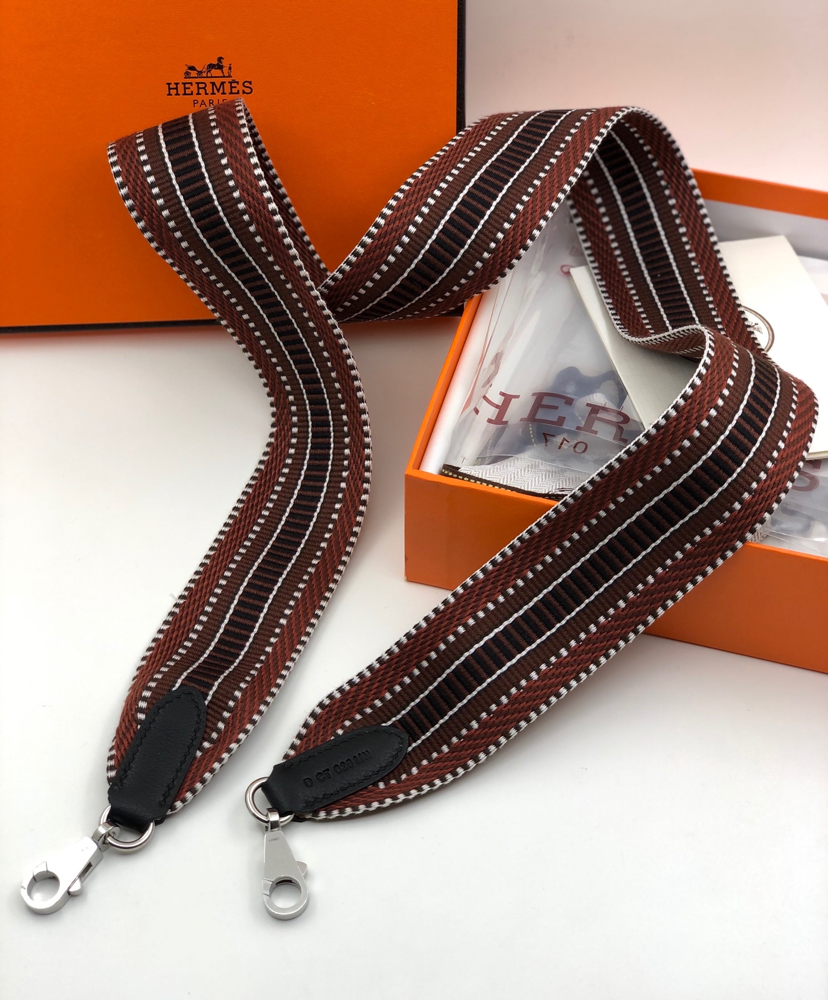 hermes-remen-dlya-sumki-tekstil-korichnevyj-belaya-strochka.jpg HERMES ремень для сумки текстиль коричневый белая строчка — изображение 1