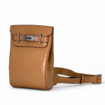 HERMES слинг бежевого цвета из кожи крокодила с 2 хлястиками и фирменным замком