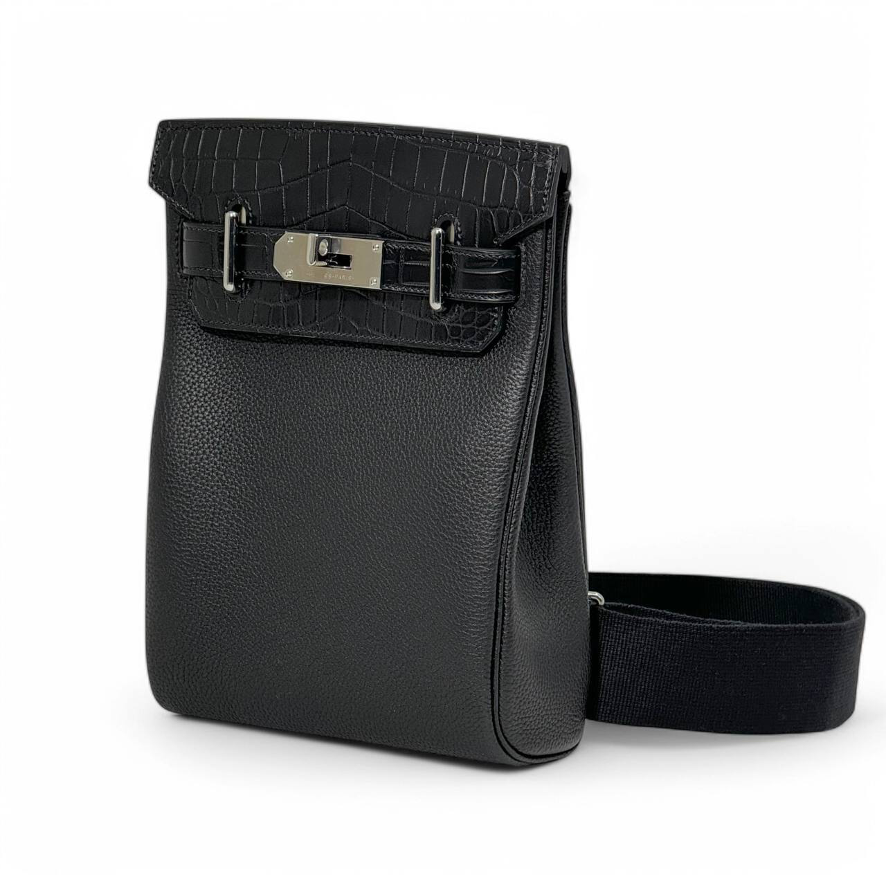 hermes-sling-chernyj-iz-kombinirovannoj-kozhi-krokodila-i-togo-s-2-hlyastikami-i-firmennym-zamkom.png HERMES слинг черный из комбинированной кожи крокодила и того с 2 хлястиками и фирменным замком — изображение 1