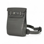 HERMES слинг графитого цвета из кожи крокодила с 2 хлястиками и фирменным замком