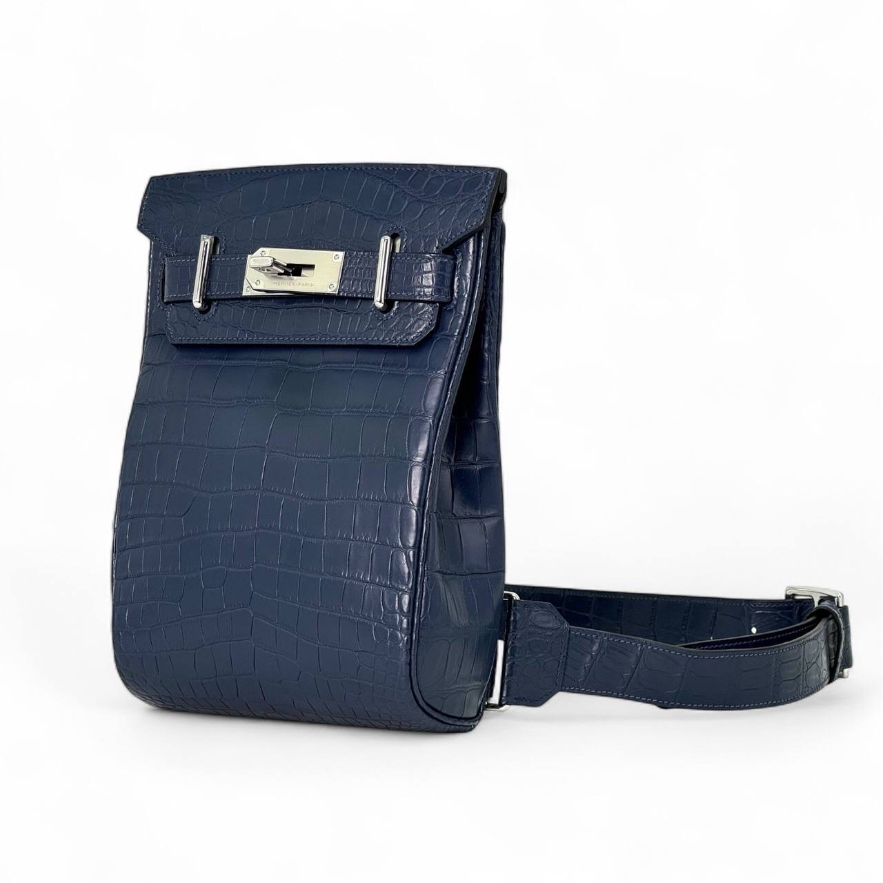 hermes-sling-sinego-czveta-iz-kozhi-krokodila-s-2-hlyastikami-i-firmennym-zamkom.jpg HERMES слинг синего цвета из кожи крокодила с 2 хлястиками и фирменным замком — изображение 1