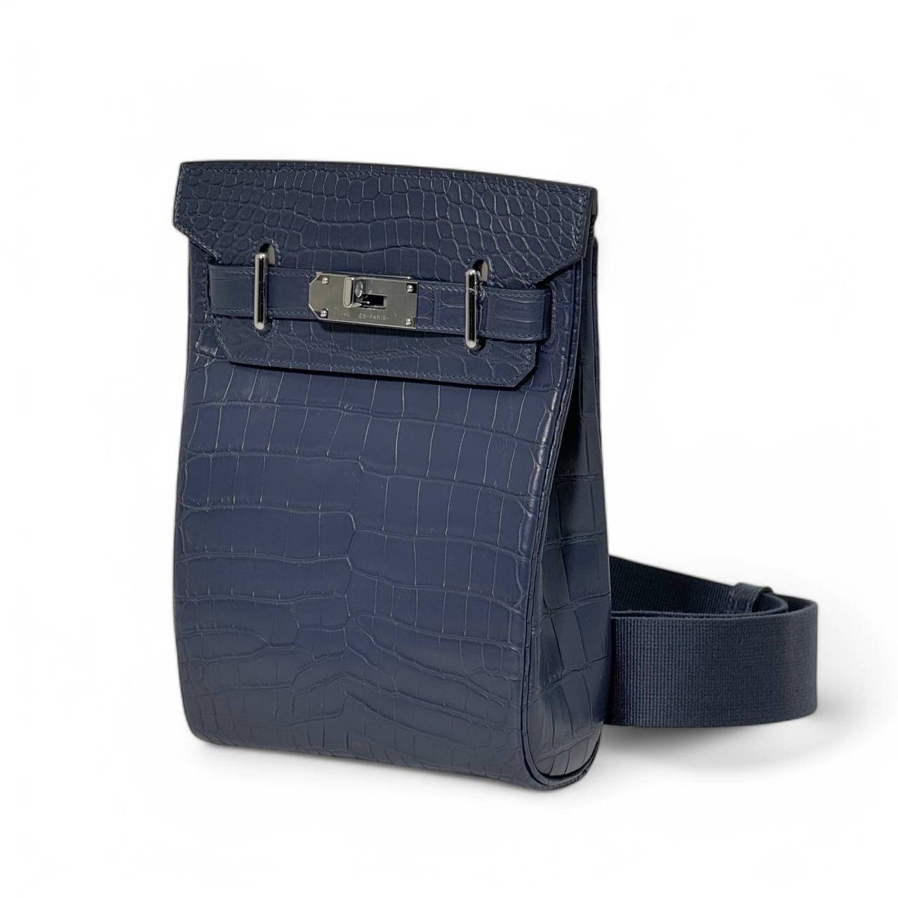 hermes-sling-sinij-iz-kozhi-krokodila-s-2-hlyastikami-i-firmennym-zamkom.jpg HERMES слинг синий из кожи крокодила с 2 хлястиками и фирменным замком — изображение 1