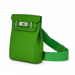 HERMES слинг зеленого цвета кожа того с 2 хлястиками и фирменным замком