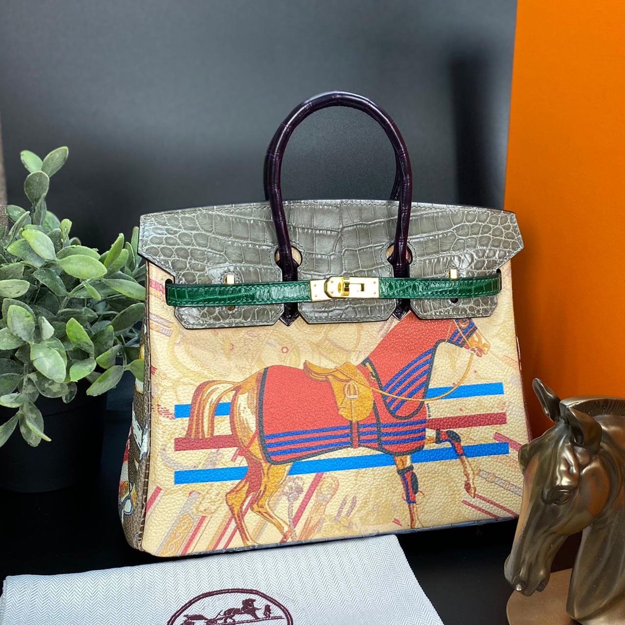 hermes-sumka-birkin-25-sm-zheltaya-kozha-togo-s-printom-loshadi-klapan-iz-krokodila.jpg HERMES сумка Birkin 25 см желтая кожа того с принтом лошади клапан из крокодила — изображение 1