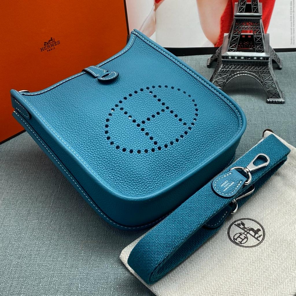 hermes-sumka-evelyne-kozha-togo-18-sm-golubaya.jpg HERMES сумка Evelyne кожа Того 18 см голубая — изображение 1
