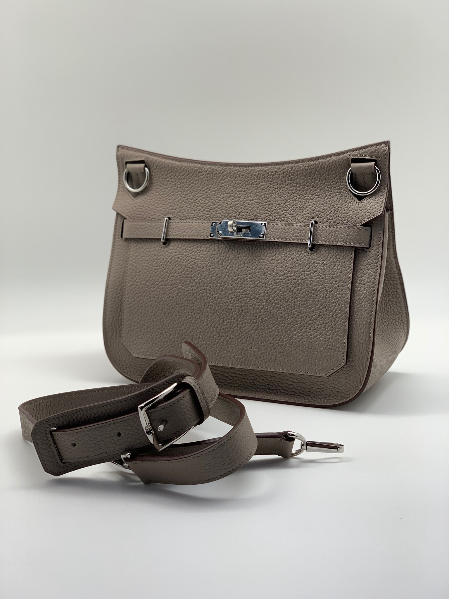 hermes-sumka-jypsiere-kozha-togo-28-sm-seraya-furnitura-serebro.jpg HERMES сумка Jypsiere кожа того 28 см серая фурнитура серебро — изображение 1