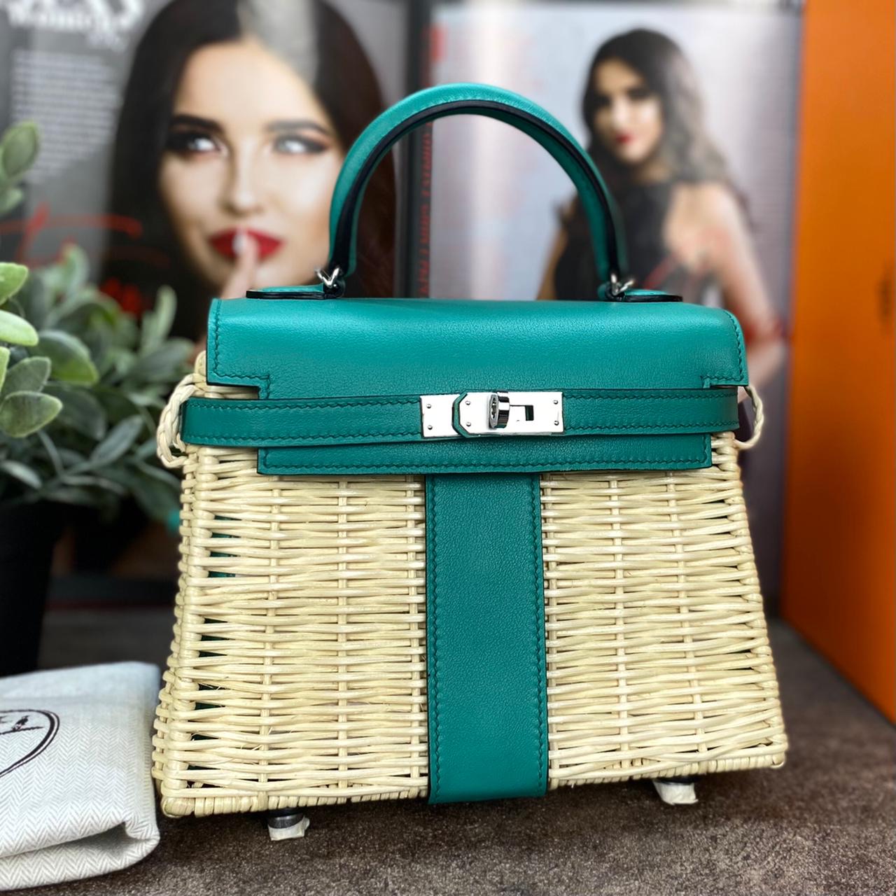 hermes-sumka-kelly-20-sm-pletennaya-s-otdelkoj-iz-zelenoj-kozhi-furnitura-serebro.jpg HERMES сумка KELLY 20 см плетенная с отделкой из зеленой кожи фурнитура серебро — изображение 1