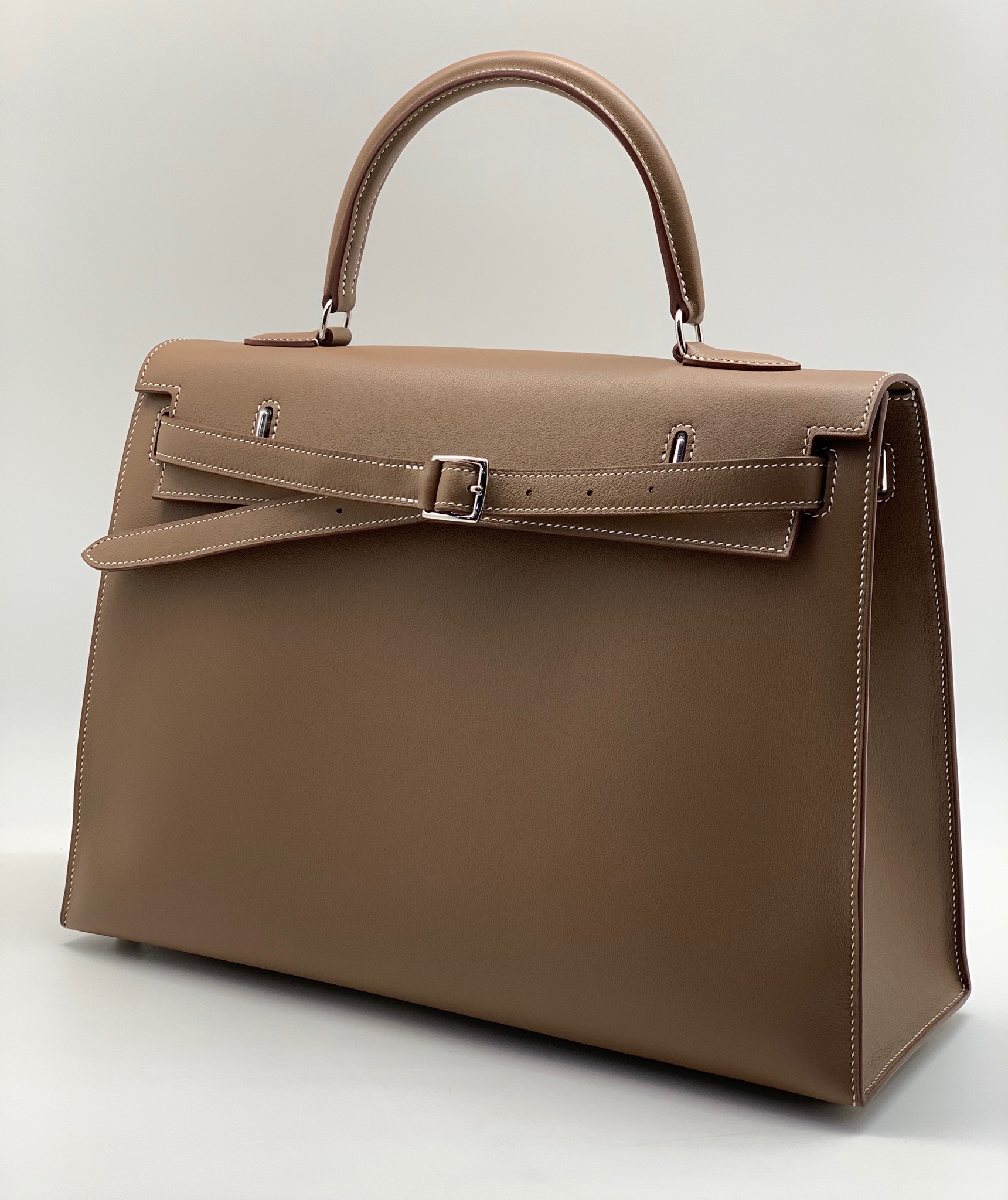 hermes-sumka-kelly-flat-gladkaya-kozha-35-sm-bezhevaya-furnitura-serebro.jpg HERMES сумка Kelly Flat гладкая кожа 35 см бежевая фурнитура серебро — изображение 1