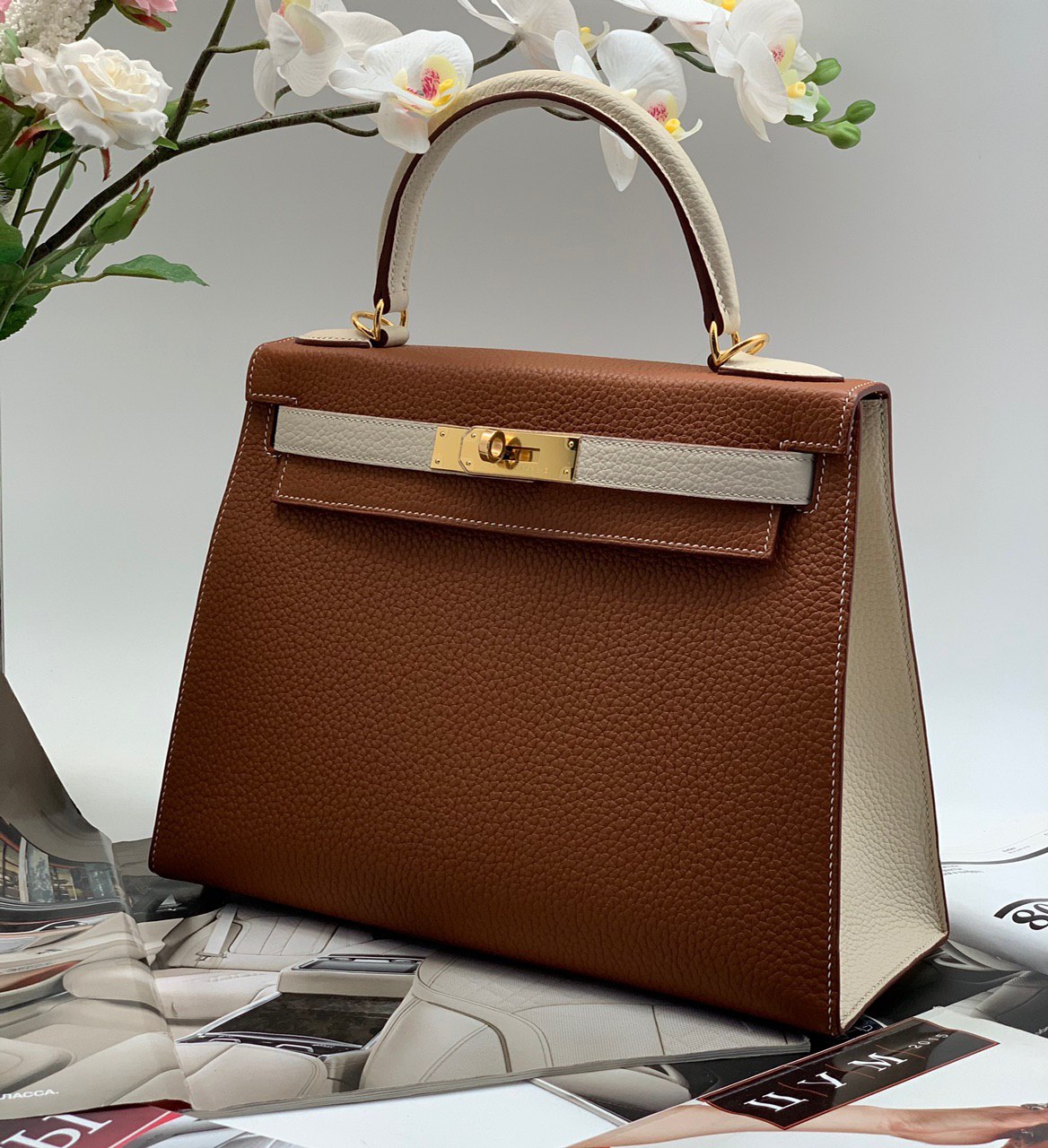 hermes-sumka-kelly-kozha-togo-28-sm-korichnevo-belaya-furnitura-zoloto.jpg HERMES сумка Kelly кожа Того 28 см коричнево-белая фурнитура золото — изображение 1