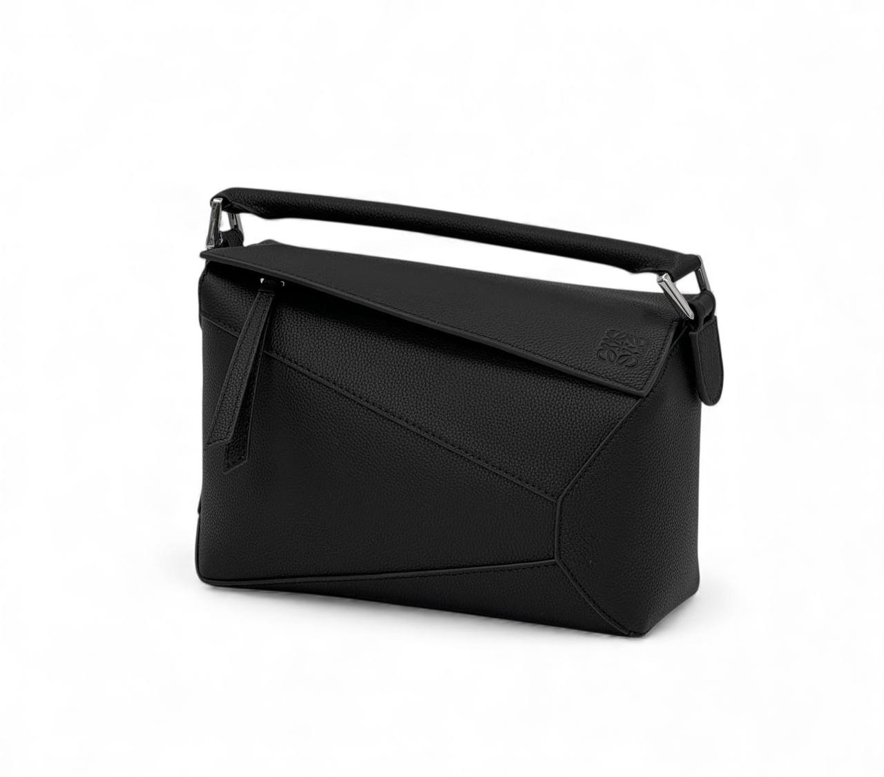 loewe-sumka-gladkaya-chernaya-kozha-remen-po-krugu.jpg LOEWE сумка гладкая черная кожа ремень по кругу — изображение 1