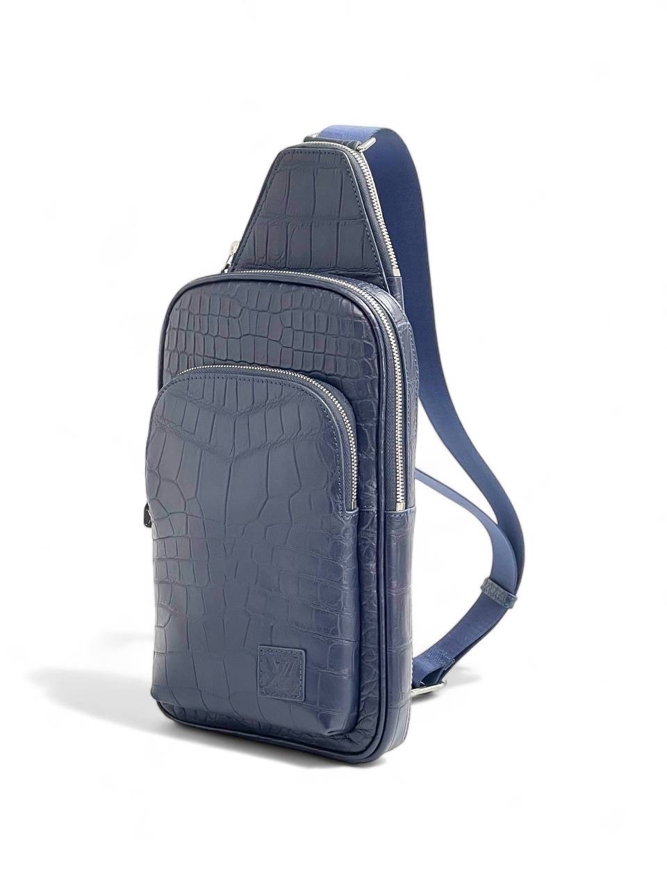 louis-vuitton-sling-sinyaya-krokodilovaya-kozha-s-nashitym-logotipom-novyj-s-dopolnitelnym-karmanom.jpg LOUIS VUITTON слинг синяя крокодиловая кожа с нашитым логотипом новый с дополнительным карманом — изображение 1