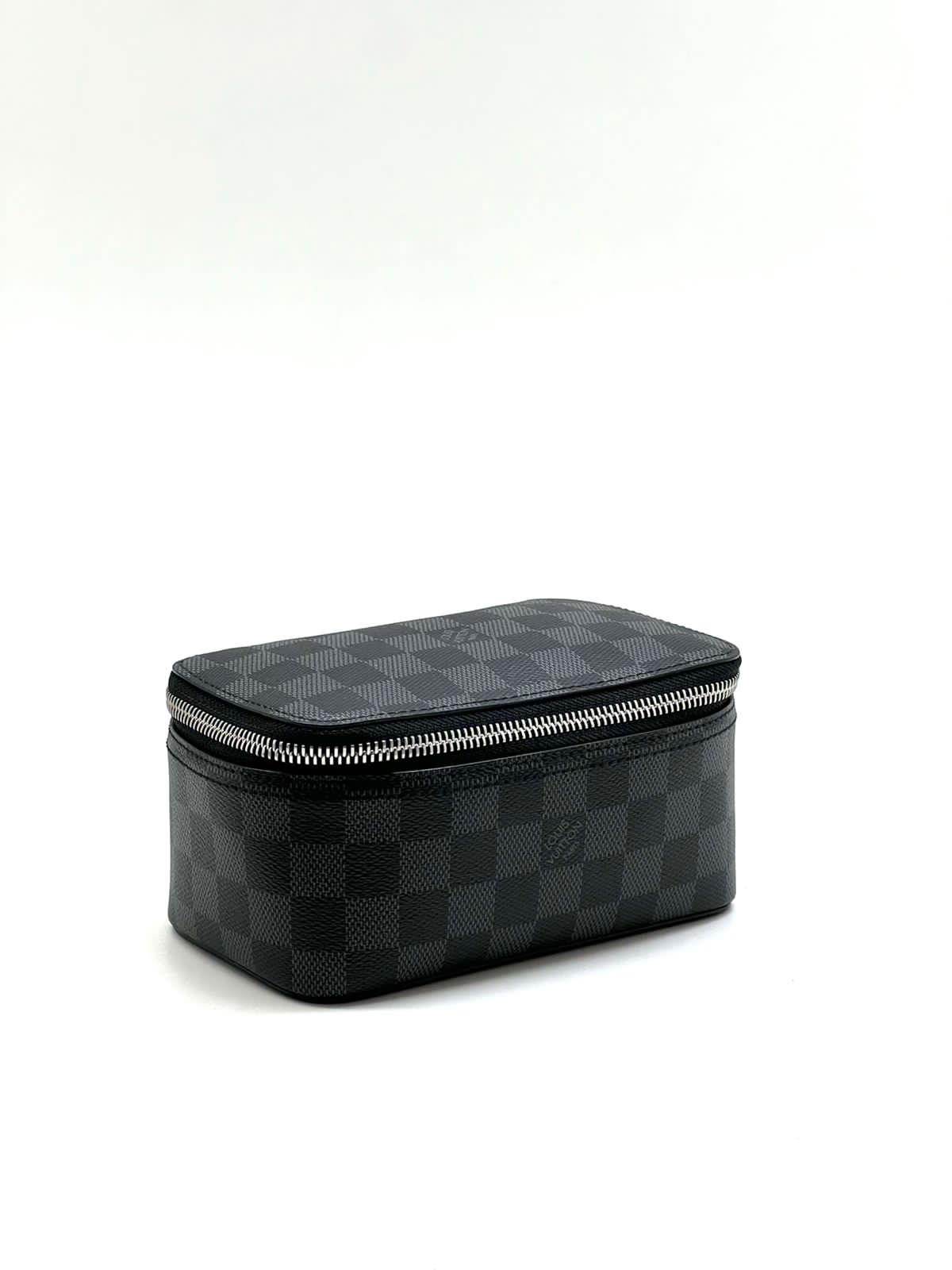 lv-borsetka-cube-de-rangement-seraya-shashka-malenkaya.jpg LV борсетка Cube De Rangement серая шашка маленькая — изображение 1