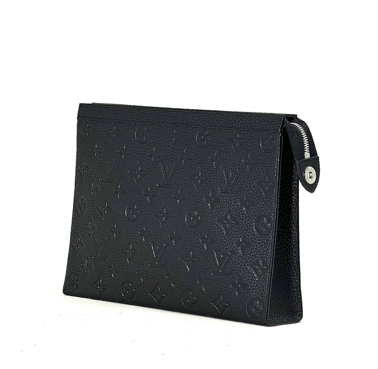 lv-borsetka-voyage-iz-chernoj-kozhi-togo-s-tisneniem-monogrammy.png LV борсетка Voyage из черной кожи того с тиснением монограммы — изображение 1