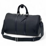 LV дорожная сумка кожа того темно синего цвета с логотипом спереди 50 см