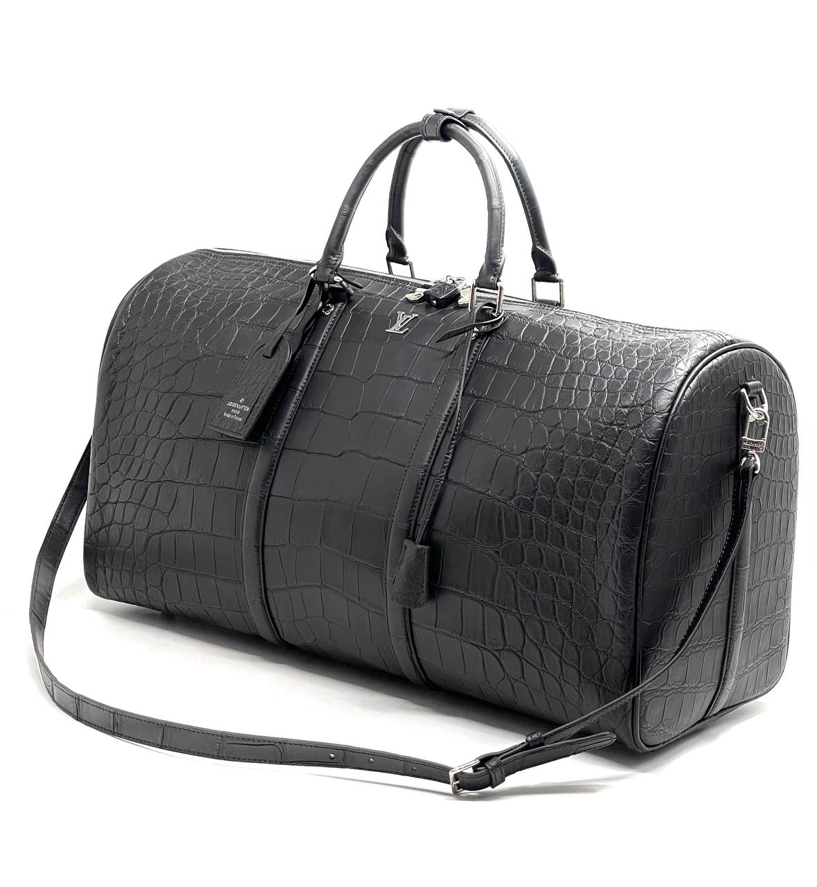 lv-dorozhnaya-sumka-krokodil-chernaya-s-metallicheskim-logotipom.png LV дорожная сумка крокодил черная с металлическим логотипом — изображение 1