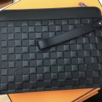 LV клатч NEW черная кожа шашка