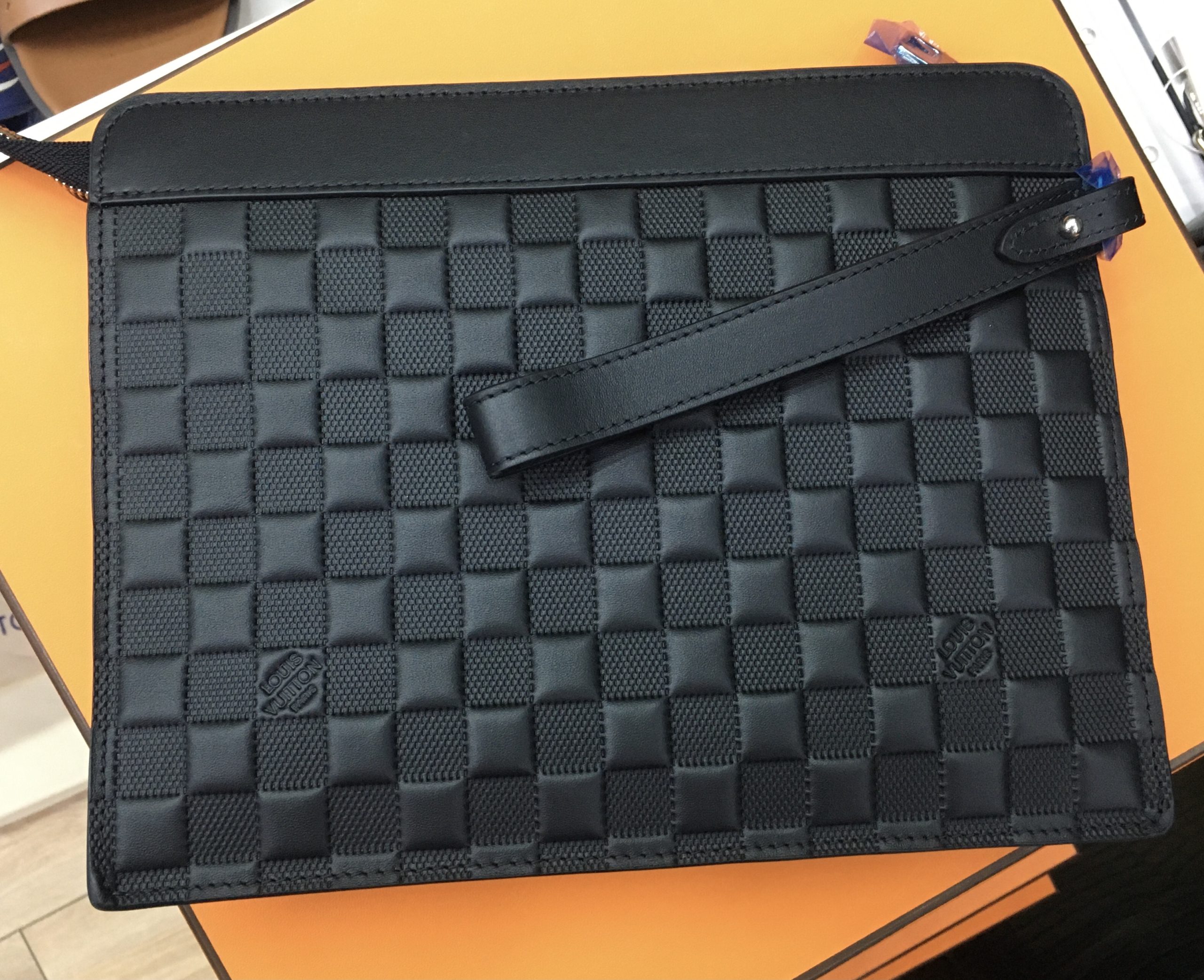 lv-klatch-new-chernaya-kozha-shashka.jpg LV клатч NEW черная кожа шашка — изображение 1