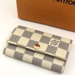 LV ключница на 6 ключей на кнопке белая шашка