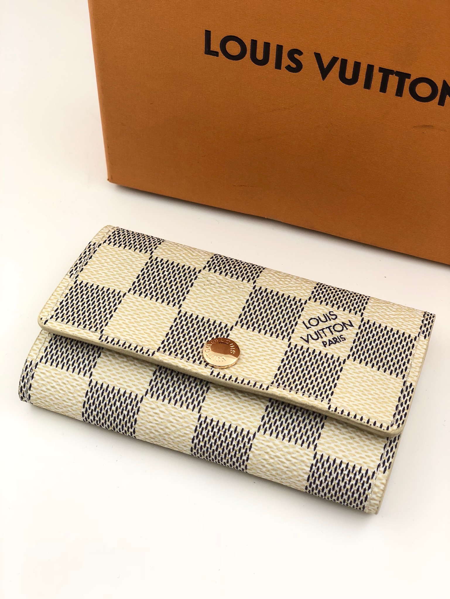 lv-klyuchnicza-na-6-klyuchej-na-knopke-belaya-shashka.jpg LV ключница на 6 ключей на кнопке белая шашка — изображение 1