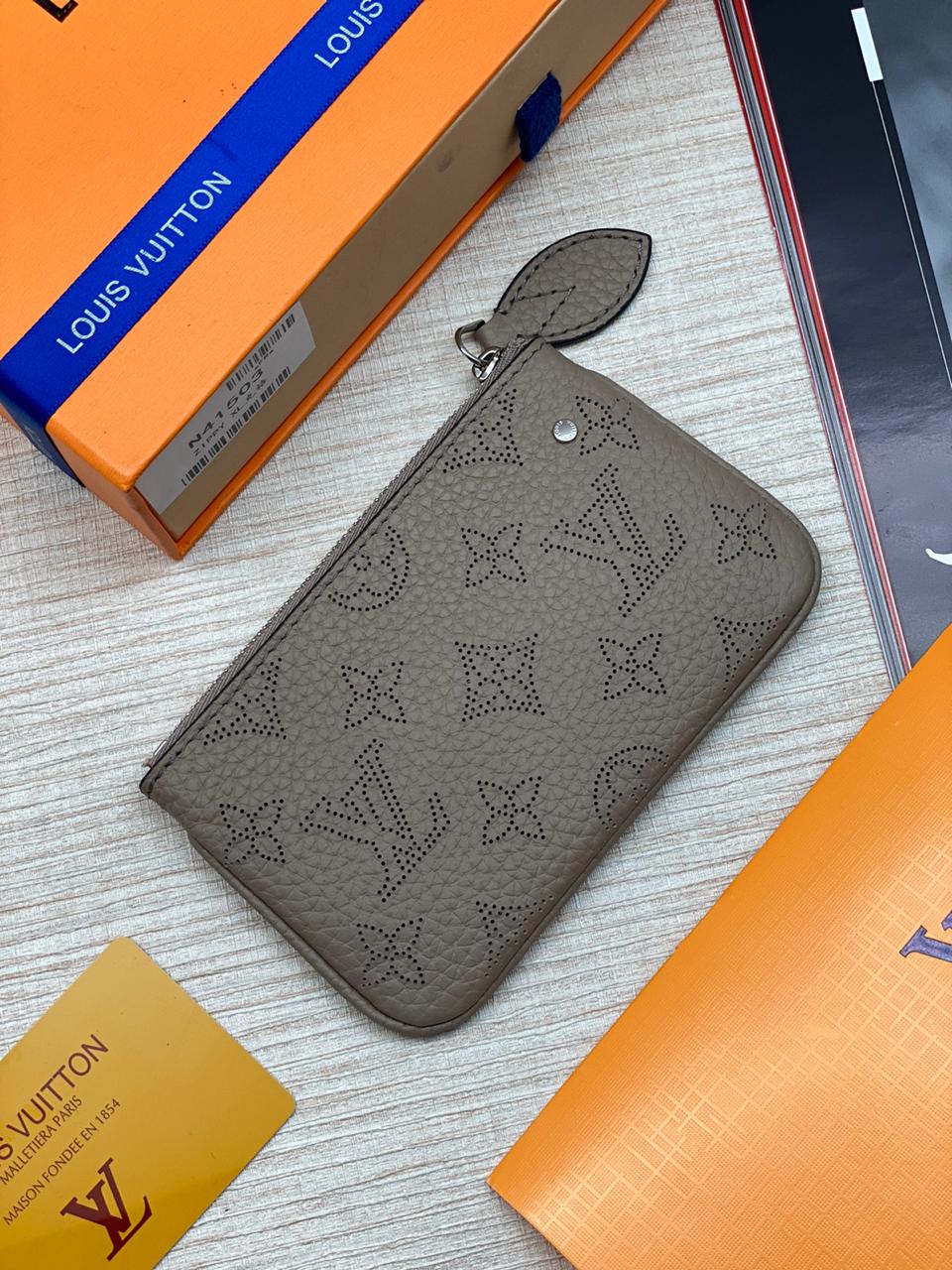 lv-klyuchnicza-na-molnii-kozha-s-perforacziej-bezhevaya.jpg LV ключница на молнии кожа с перфорацией бежевая — изображение 1