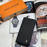 LV кошелек Taiga вертикальный металлический логотип черный