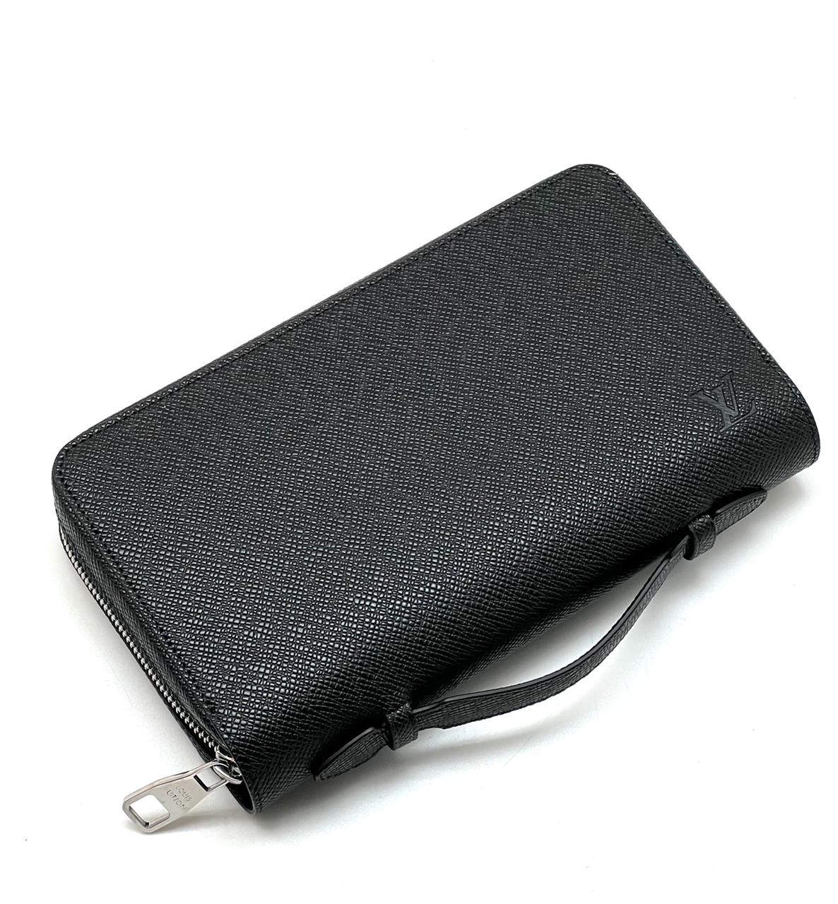 lv-koshelek-xl-s-ruchkoj-kozha-taiga-chernyj.jpg LV кошелек XL с ручкой кожа Taiga черный — изображение 1