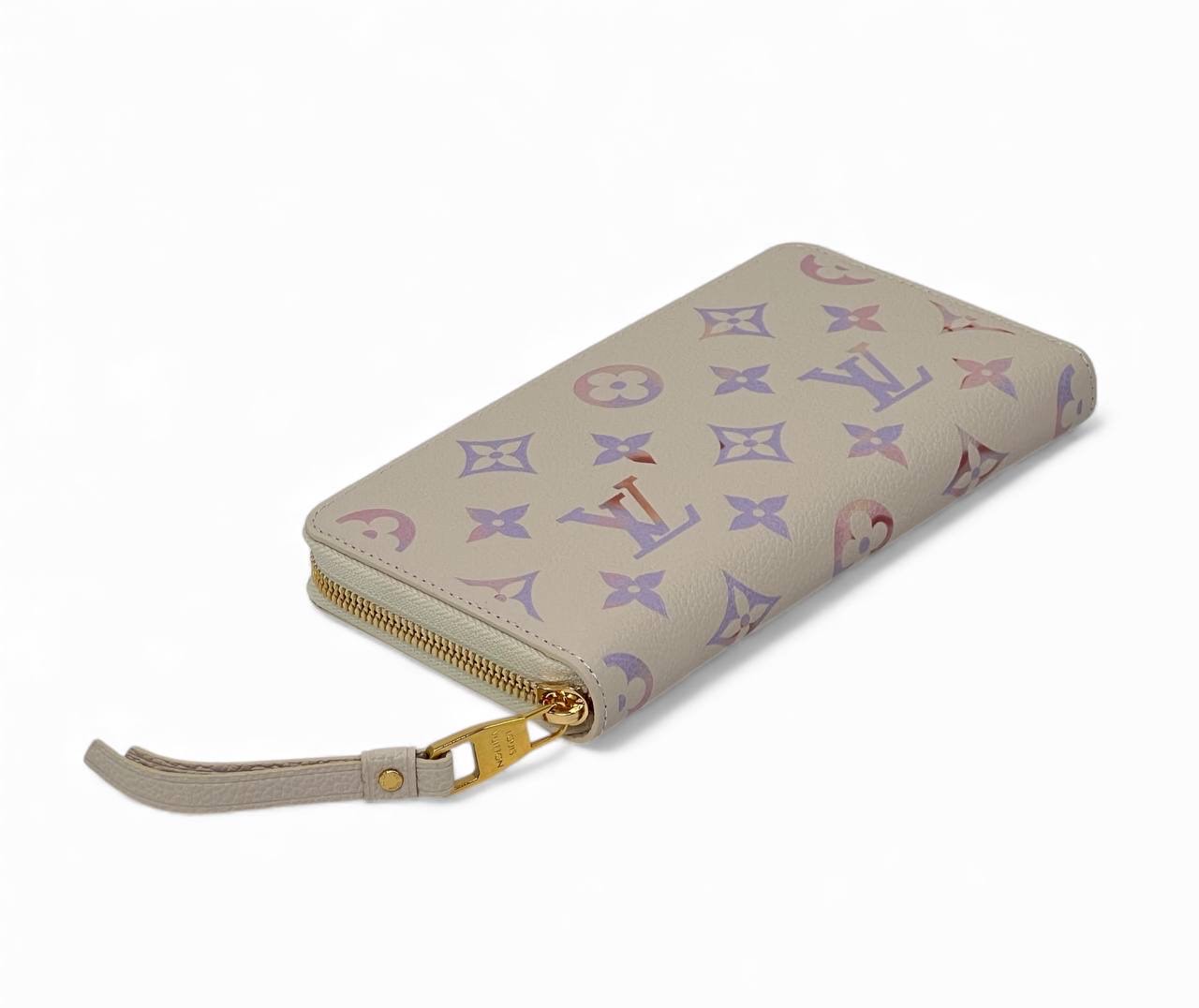 lv-koshelek-zippy-rozovaya-kozha-monogramm-zoloto.jpg LV кошелек ZIPPY розовая кожа монограмм золото — изображение 1