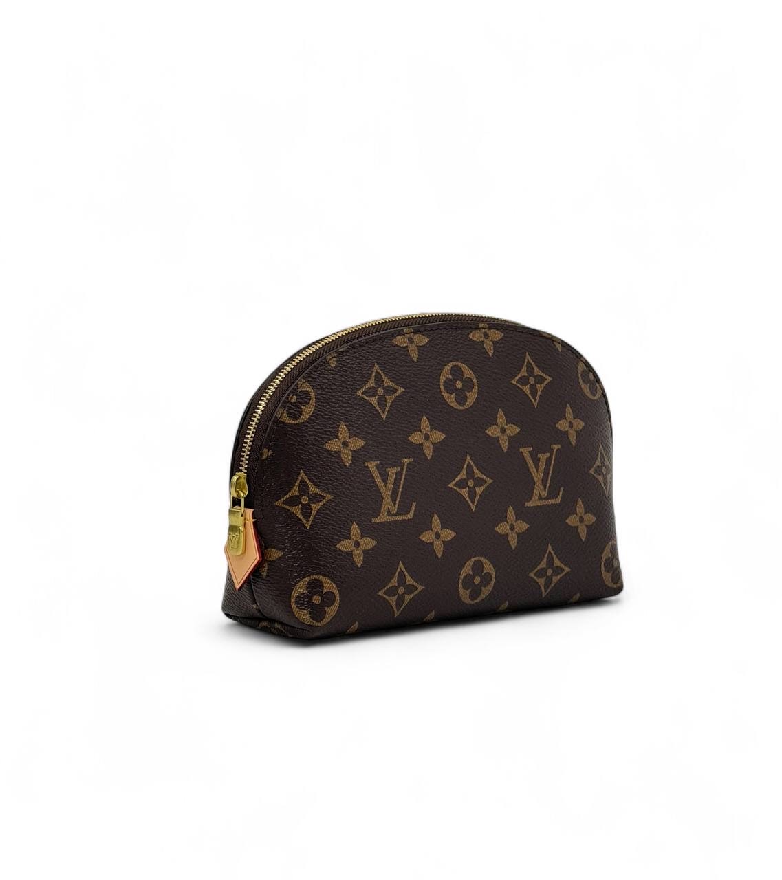 lv-kosmetichka-na-molnii-ovalnaya-korichnevaya-monogramma-malenkaya.jpg LV косметичка на молнии овальная коричневая монограмма маленькая — изображение 1