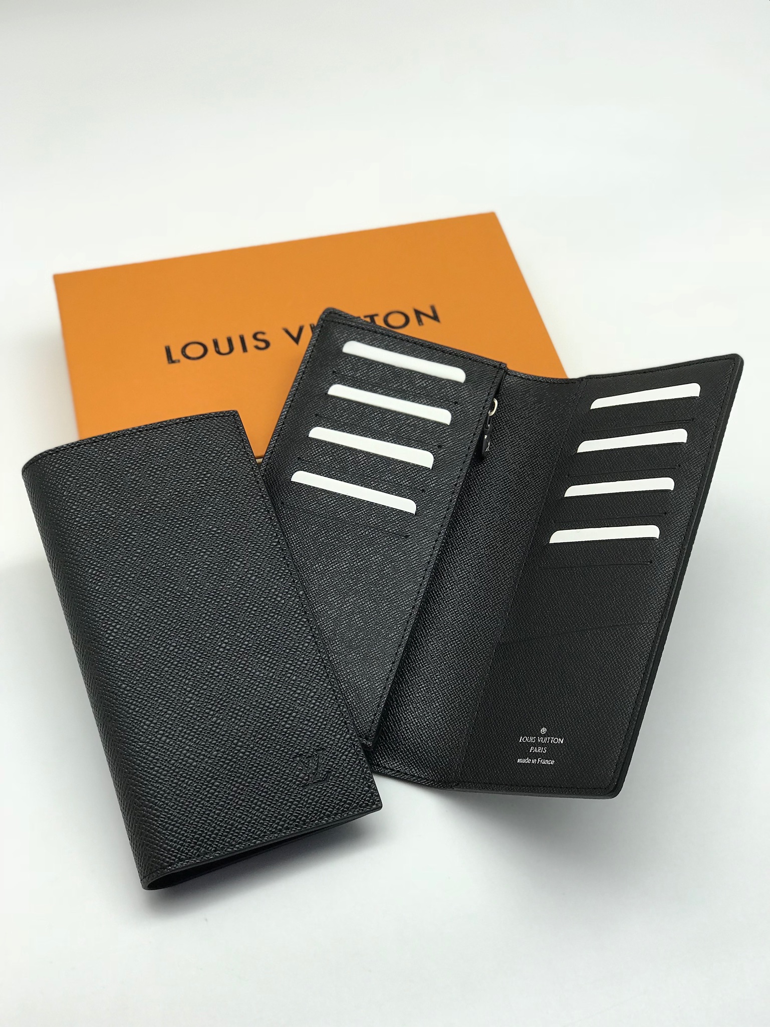 lv-kupyurnicza-taiga-tisnenyj-logotip-chernaya.jpg LV купюрница Taiga тисненый логотип черная — изображение 1