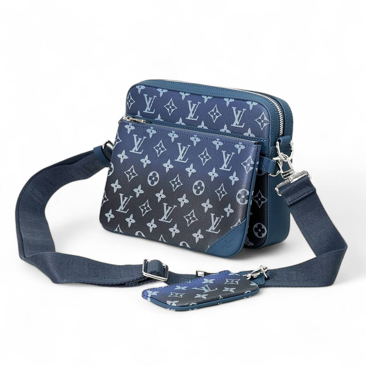 lv-messendzher-3-v-1-seraya-monogramma-s-sinej-kozhanoj-vstavkoj.png LV мессенджер 3 в 1 серая монограмма с синей кожаной вставкой — изображение 1