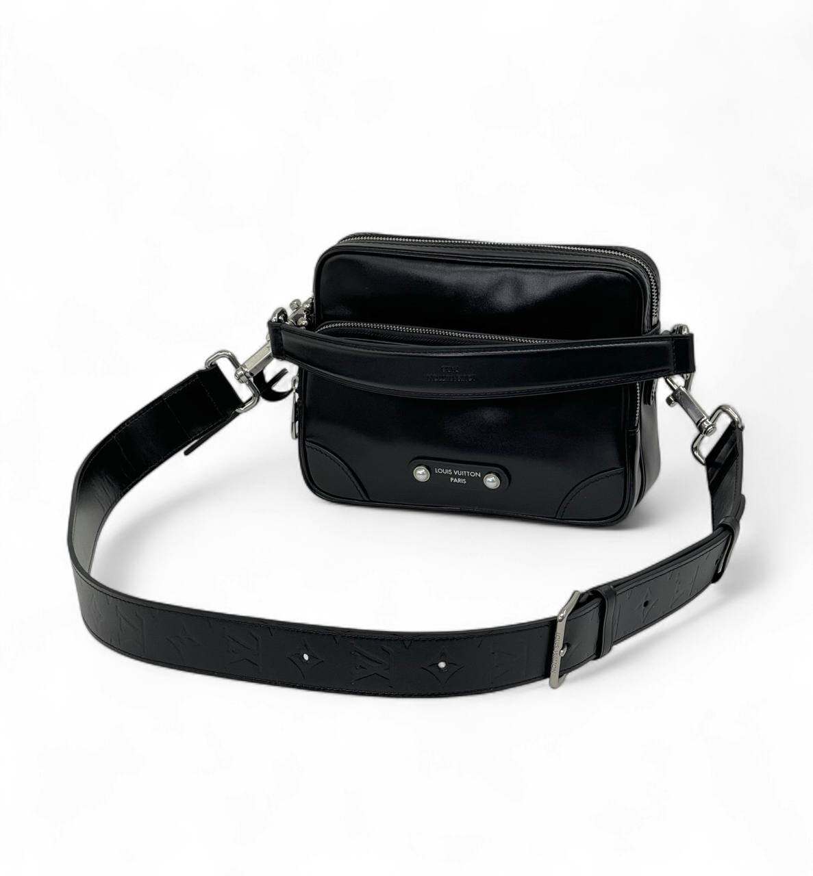 lv-messendzher-chernyj-gladkaya-kozha-na-dvuh-otdeleniyah-s-logotipom.png LV мессенджер черный гладкая кожа на двух отделениях с логотипом — изображение 1