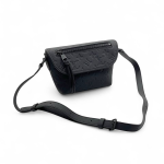 LV Мессенджер Pulse кожа того с тиснением монограммы черный