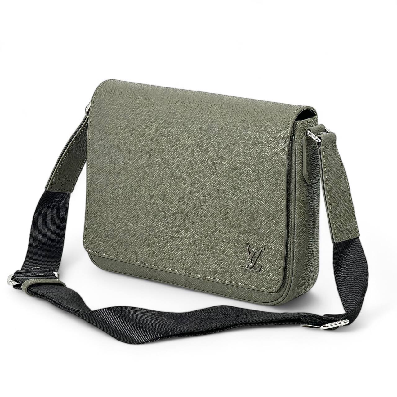 lv-messendzher-sero-zelenyj-iz-kozhi-tajga-metallicheskij-logo-v-czvet.jpg LV Мессенджер серо-зеленый из кожи тайга металлический лого в цвет — изображение 1