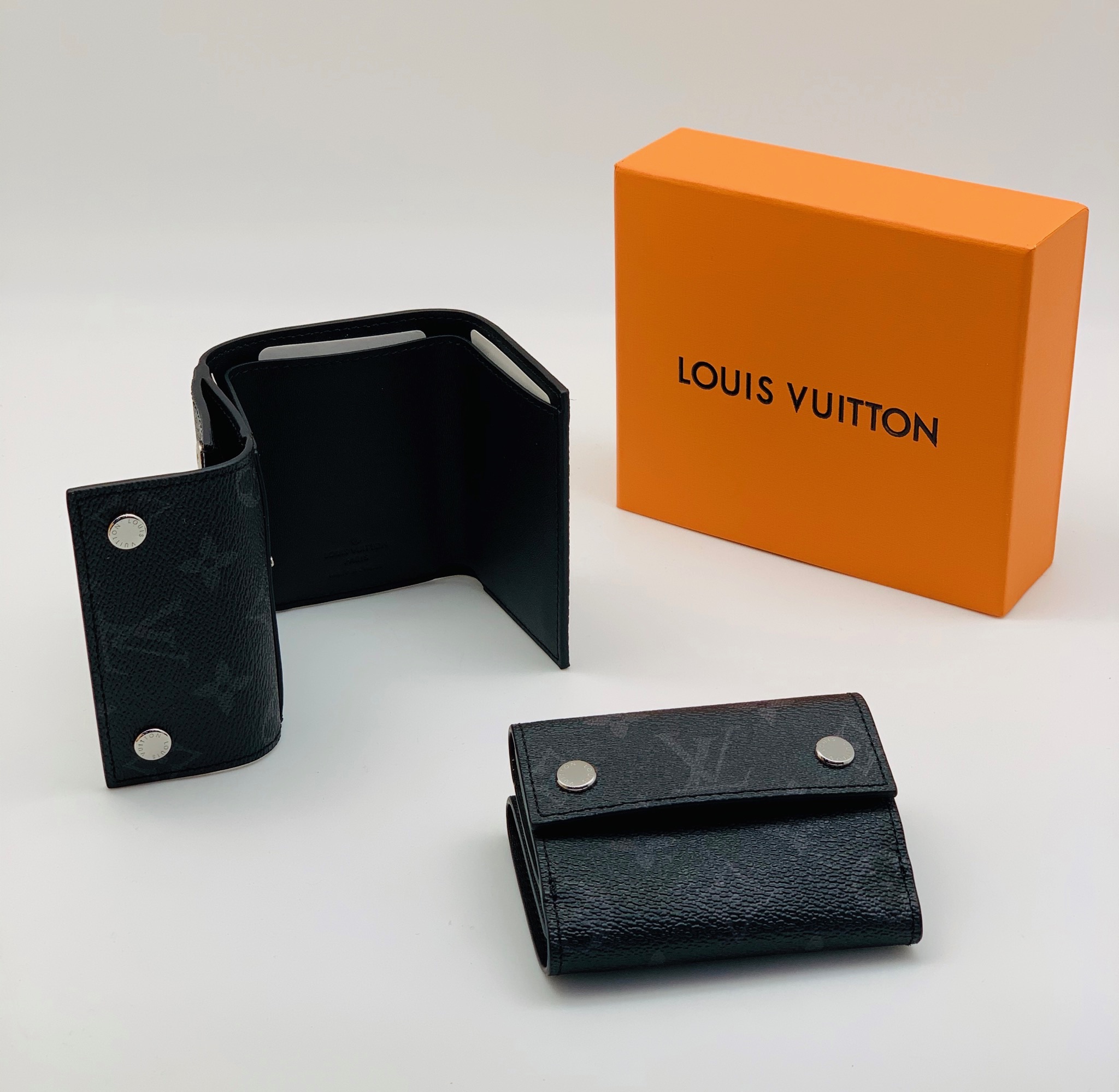 lv-mini-portmone-na-knopkah-seraya-monogramma.jpg LV мини-портмоне на кнопках серая монограмма — изображение 1