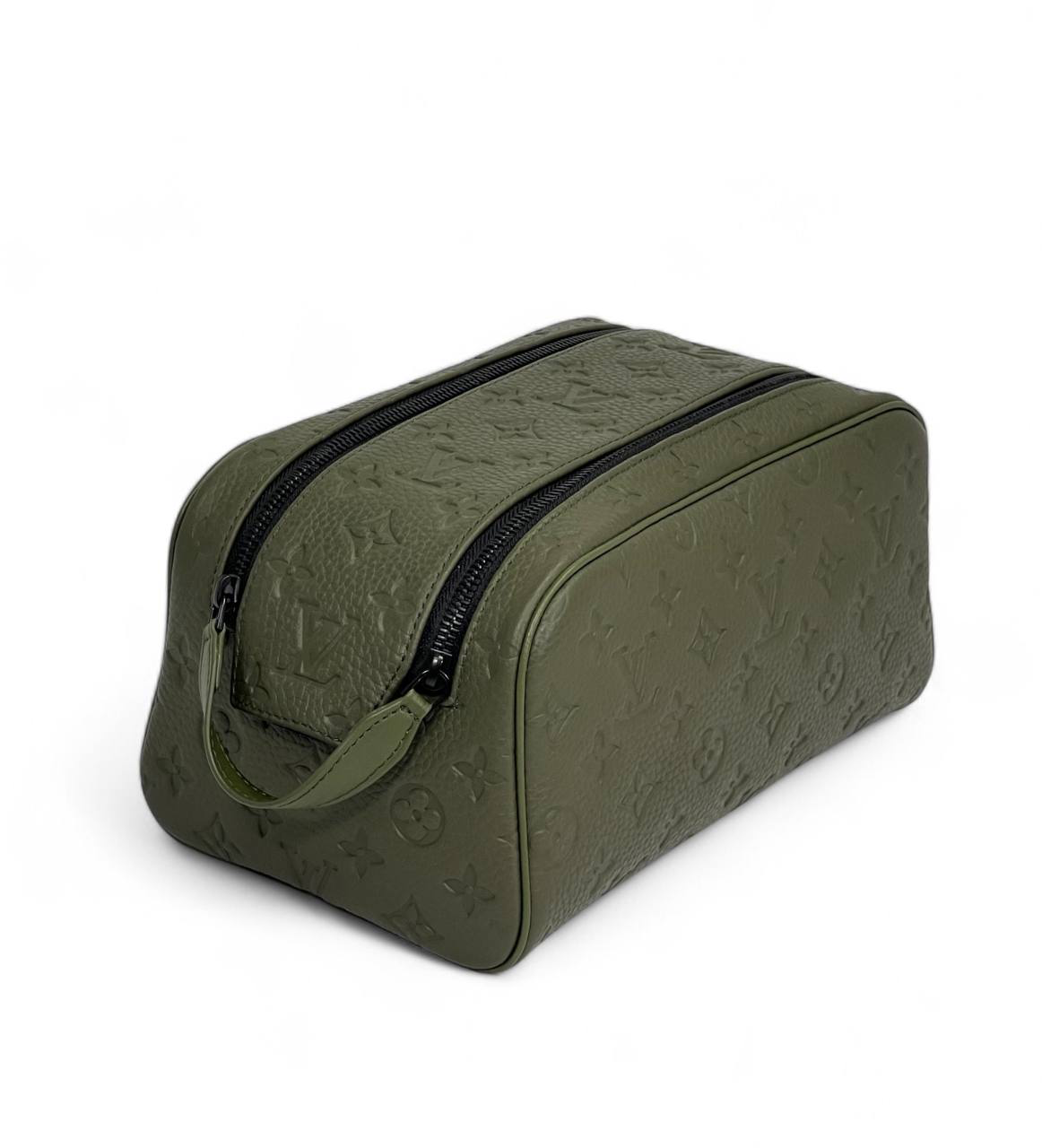 lv-nesesser-dve-molnii-kozha-czveta-haki-tisnenie-monogramm.png LV несессер две молнии кожа цвета хаки тиснение монограмм — изображение 1