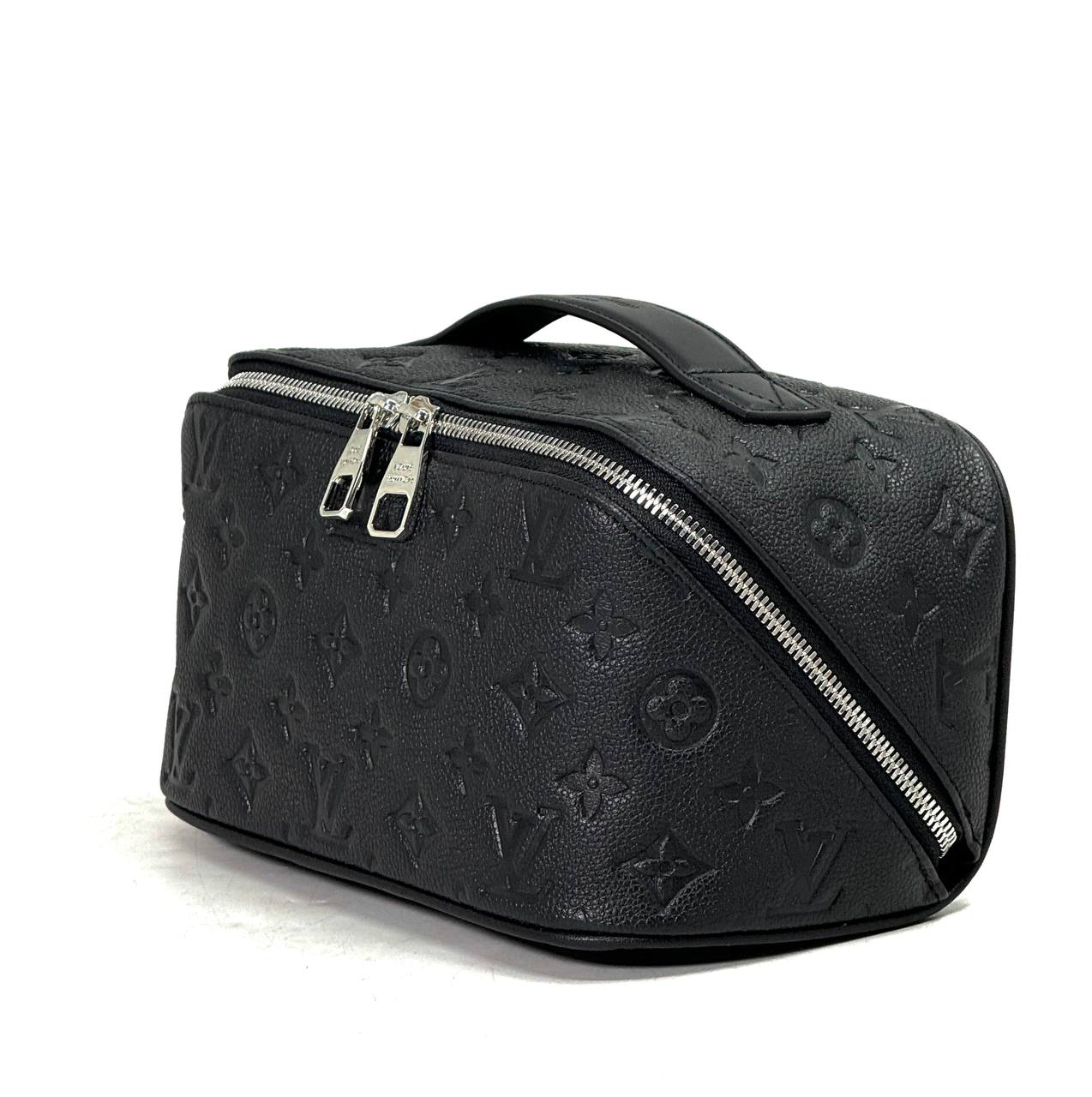 lv-nesesser-iz-chernoj-kozhi-togo-s-tisneniem-monogrammy-s-diagonalnoj-molniej.png LV несессер из черной кожи того с тиснением монограммы с диагональной молнией — изображение 1