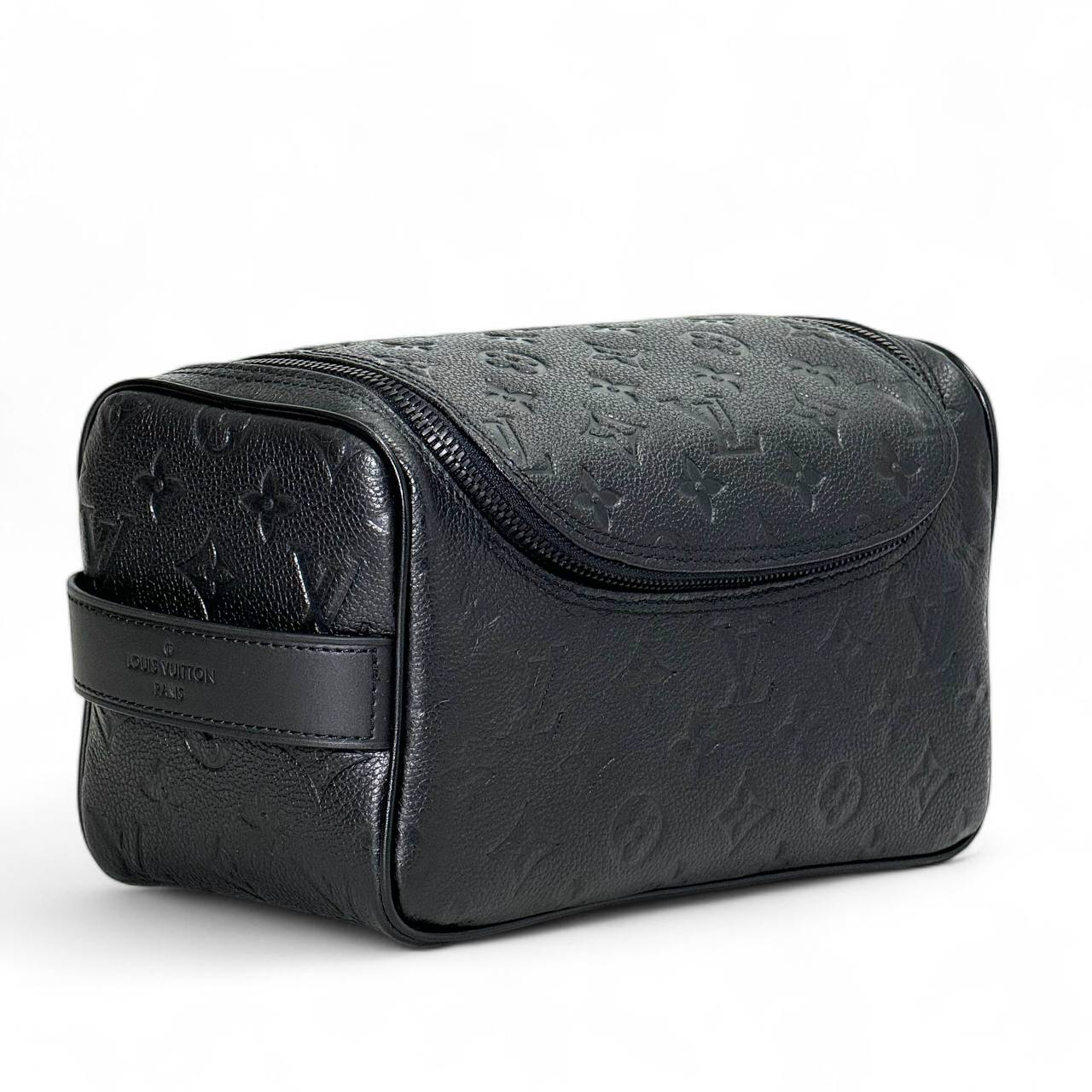 lv-nesesser-krugovaya-molniya-ruchka-sboku-chernaya-kozha-s-tisneniem-monogrammy.png LV несессер круговая молния ручка сбоку черная кожа с тиснением монограммы — изображение 1