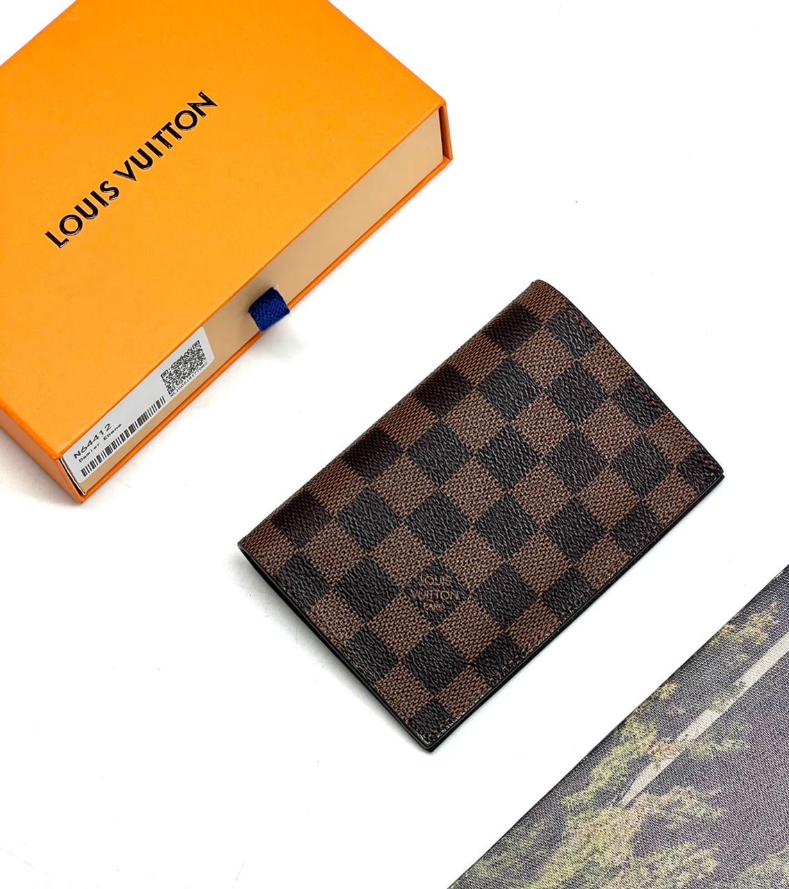 lv-oblozhka-na-pasport-korichnevaya-shashka.jpg LV обложка на паспорт коричневая шашка — изображение 1